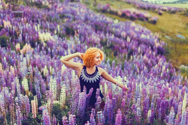 Chica pelirroja en un campo de lavanda — Foto de Stock