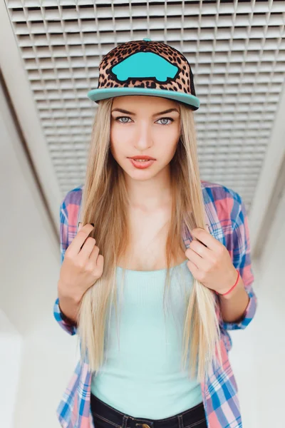 Young hipster beautiful woman — Stock Photo, Image