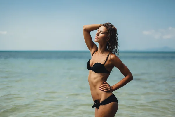 Chica posando en la playa — Foto de Stock