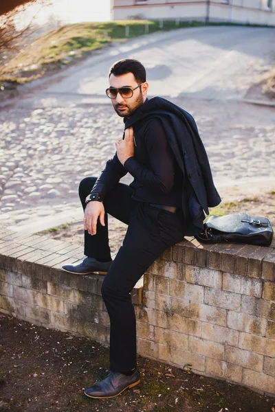 Jovem com barba e óculos de sol — Fotografia de Stock