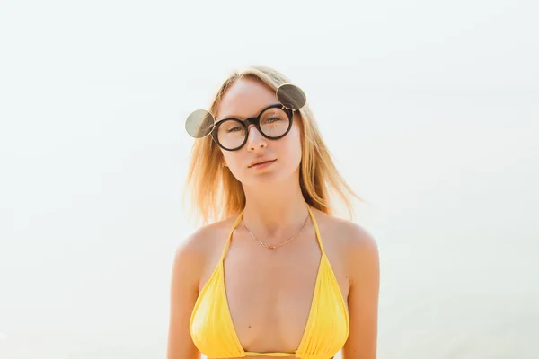 Ragazza in bikini in posa sulla spiaggia — Foto Stock