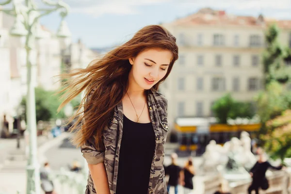 Girl posing in the street — Stock Photo, Image