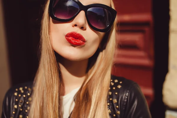 Блондинка в сонцезахисних окулярах — стокове фото