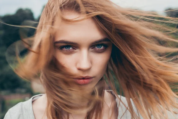 Girl posing in field — Stock Photo, Image