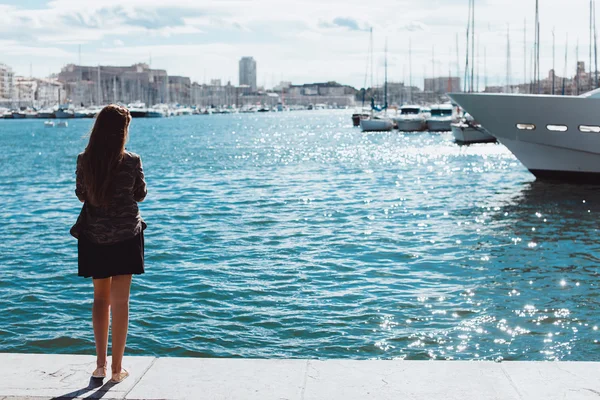 Girl posing in the port — Stock Photo, Image