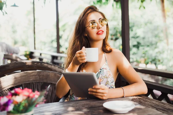 Vrouw in café drinken koffie — Stockfoto