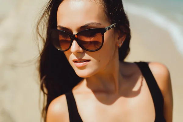 Beautiful girl  posing on sea — Stok fotoğraf