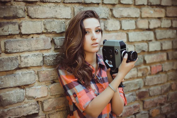 Girl posing in the street with camera — Stockfoto