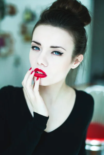 Girl with black hair and red lips — Stock Photo, Image