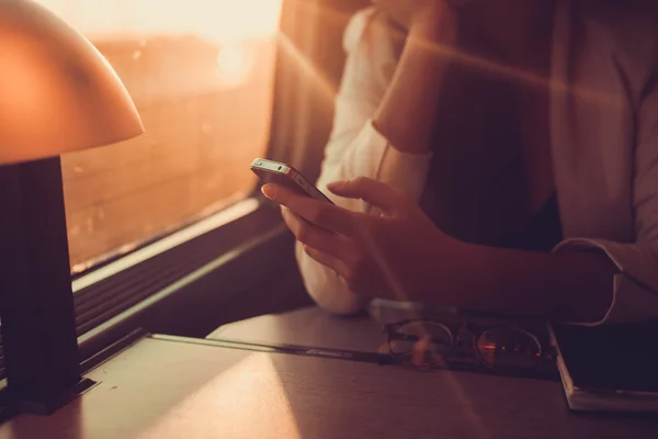 Young girl working on the smartphone — Stock Photo, Image