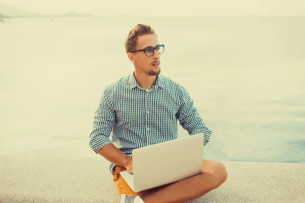 Giovane uomo che lavora su laptop — Foto Stock