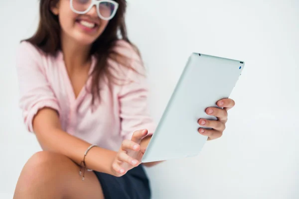 Chica trabajando en la tableta — Foto de Stock