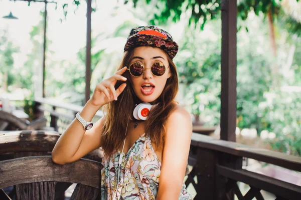 Menina escutando música — Fotografia de Stock