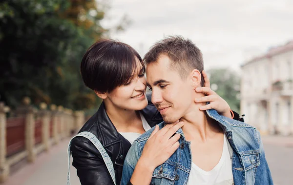 Jovem casal hipster no amor — Fotografia de Stock