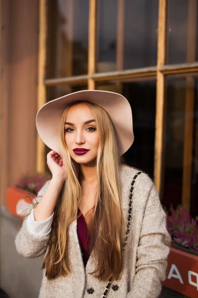 Blond tjej med rött läppstift — Stockfoto