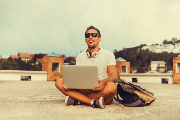 Jongeman werkt aan laptop — Stockfoto