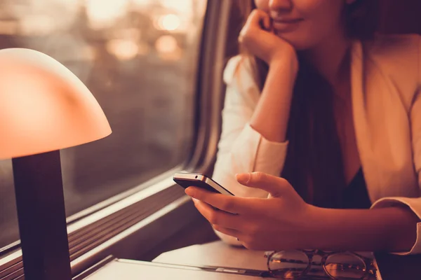 Chica joven que trabaja en el teléfono inteligente — Foto de Stock