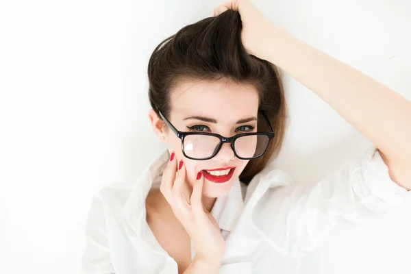 Chica con labios rojos posando en gafas — Foto de Stock