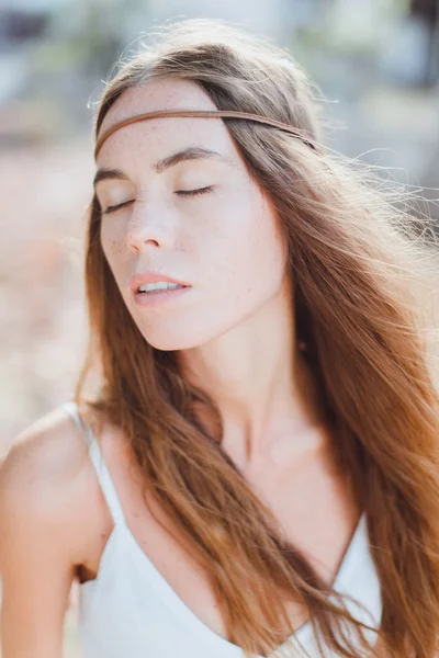 Bruna con bendaggio hippie sulla testa — Foto Stock