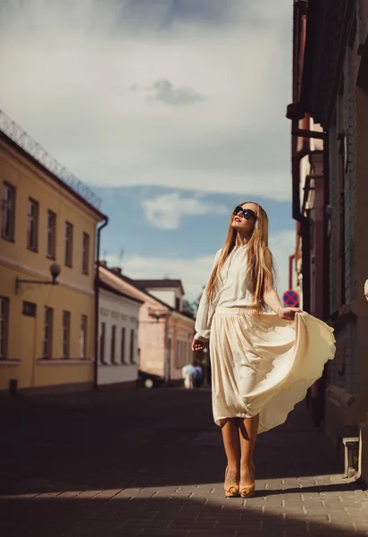 Blond tjej i solglasögon — Stockfoto