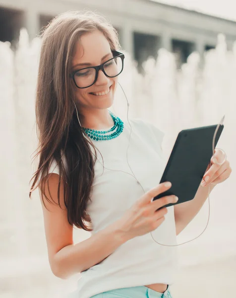 Hipster-Frau mit digitalem Tablet. — Stockfoto