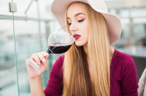 Junge Frau trinkt Rotwein — Stockfoto