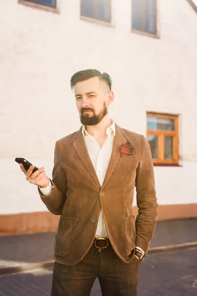 Brutal homem falando no telefone — Fotografia de Stock