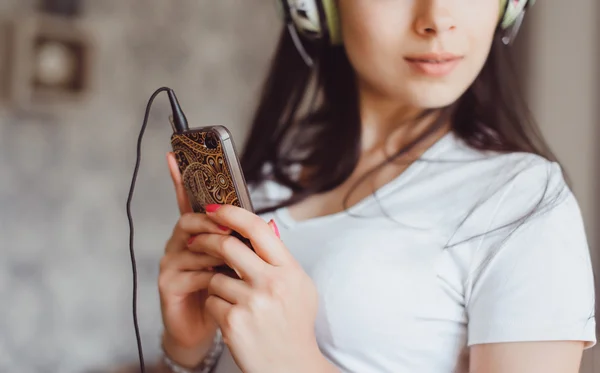 Sexy hipster ragazza e musica — Foto Stock