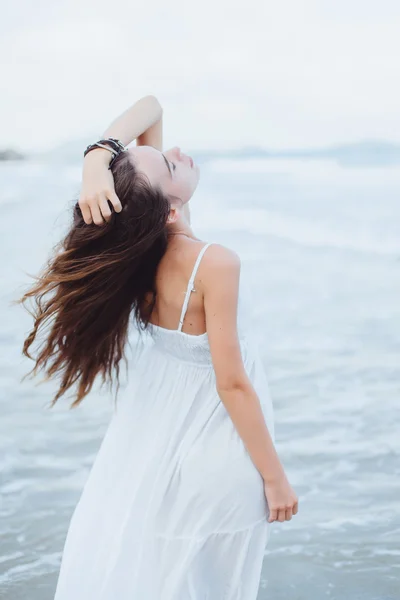 Woman brunette on tropical island — Stock Photo, Image