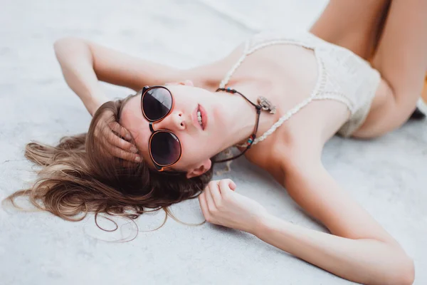 Krásná brunetka v sluneční brýle — Stock fotografie