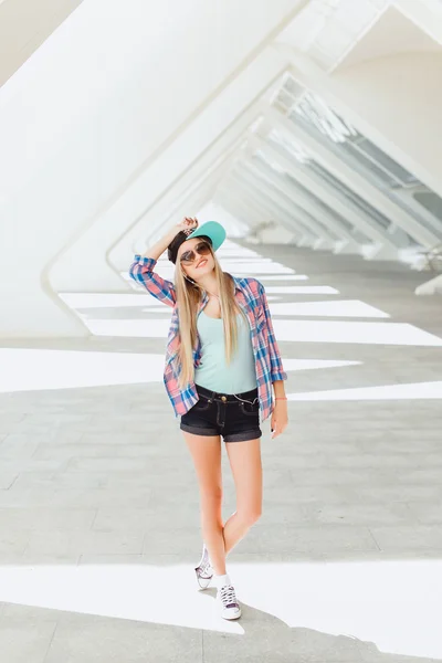 Young hipster beautiful woman — Stockfoto