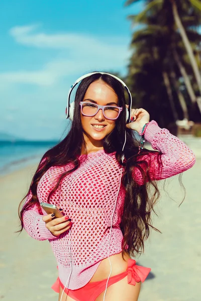 Ragazza ascoltare musica sulla spiaggia — Foto Stock