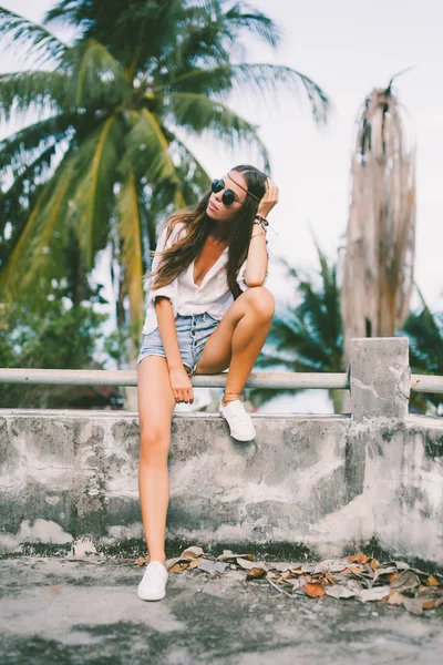 Ung flicka bär solglasögon — Stockfoto