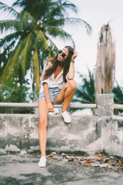 Joven chica usando gafas de sol — Foto de Stock