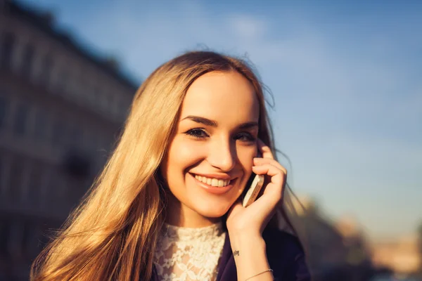 Blondes Mädchen telefoniert — Stockfoto