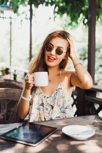 Mujer en la cafetería beber café —  Fotos de Stock