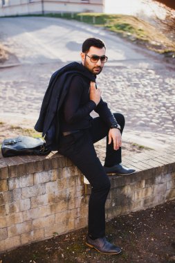 genç adam sakal ve güneş gözlüğü