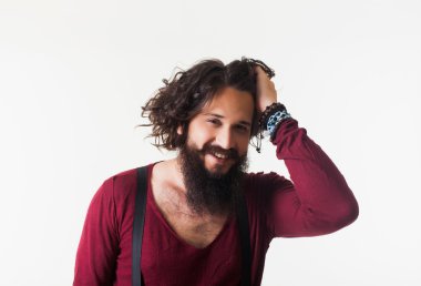 Kırmızı ceketli genç adam