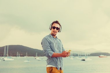 adam kulaklık müzik dinleme