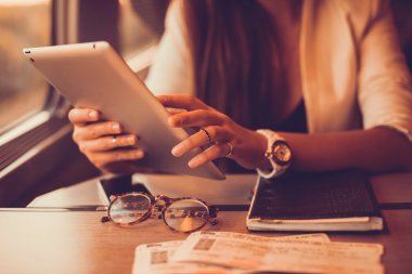 genç kız tablet üzerinde çalışır