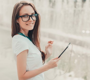 hipster kadın dijital tablet ile.