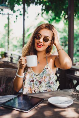 kafede kahve içme kadın