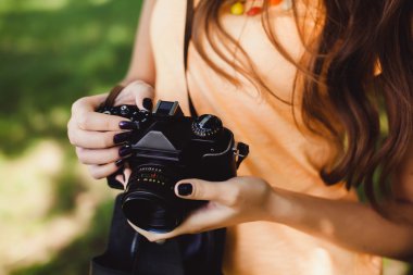 Parkta poz veren kız.