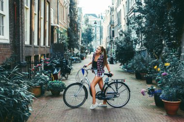 Bisikletli genç kız