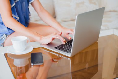 Dizüstü bilgisayar kullanan güzel kadın