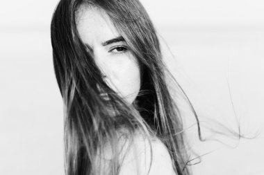 uzun siyah saçlı güzel kız