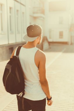 Sokağın ortasında poz çocuk