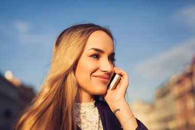 Evet sarışın kız