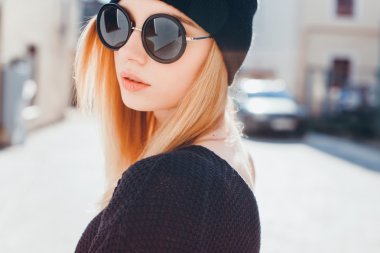 Genç kız sokakta poz