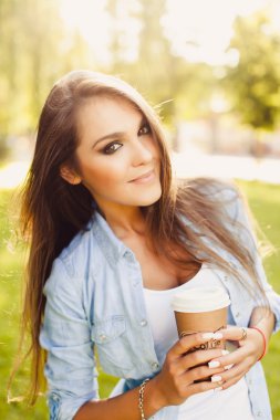 kahve ile gülümseyen kadın